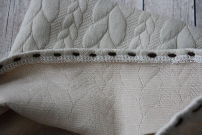 Berretto in jersey knit beige con nappine e bordino marroni - 9-12 mesi