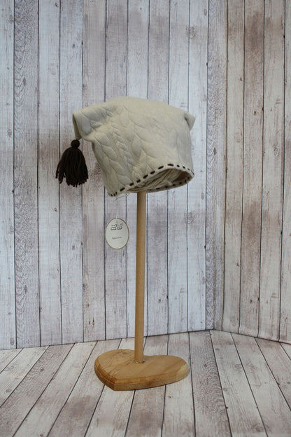 Berretto in jersey knit beige con nappine e bordino marroni - 9-12 mesi