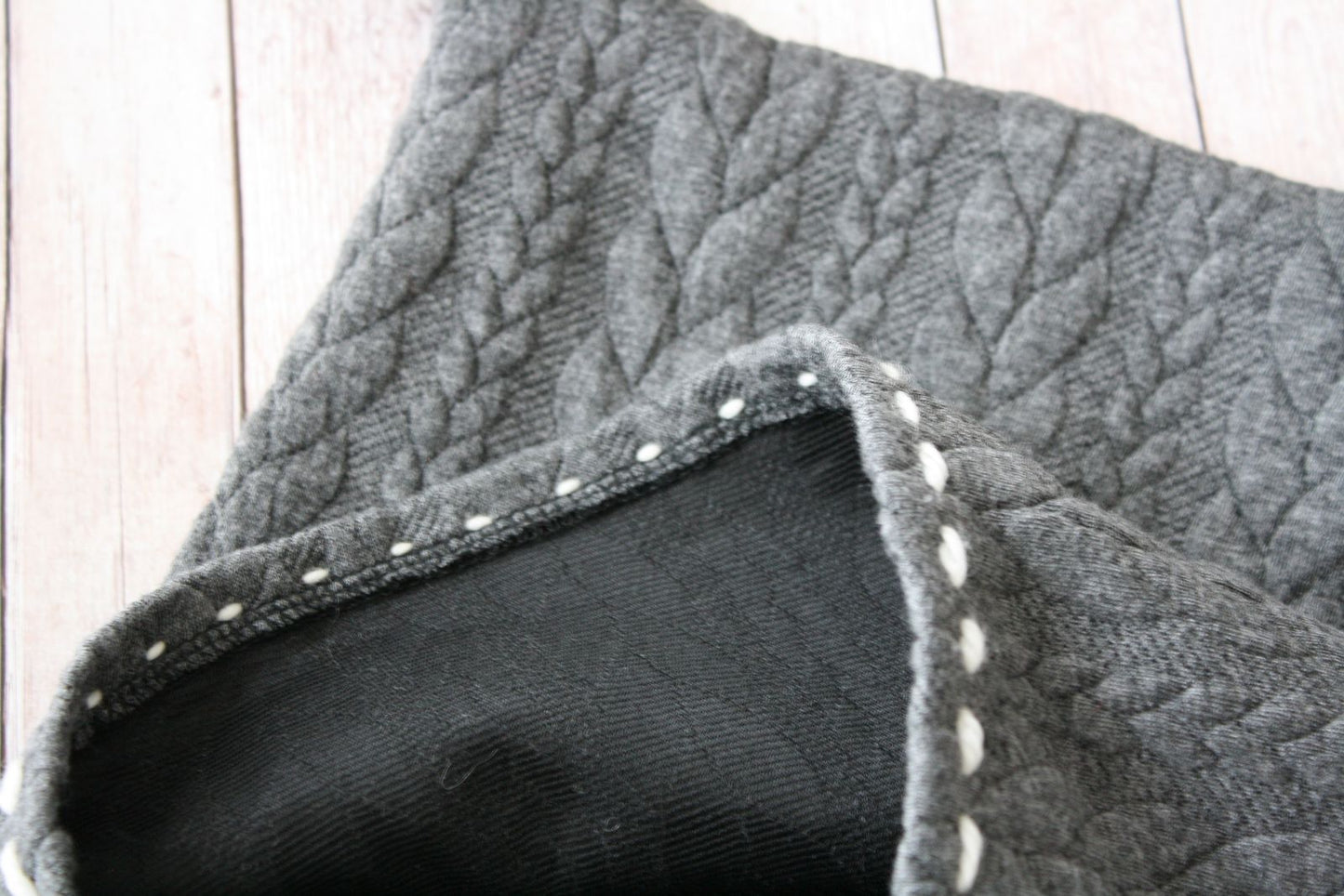 Berretto in jersey knit grigio scuro melange con pompon grigi - 6-8 anni