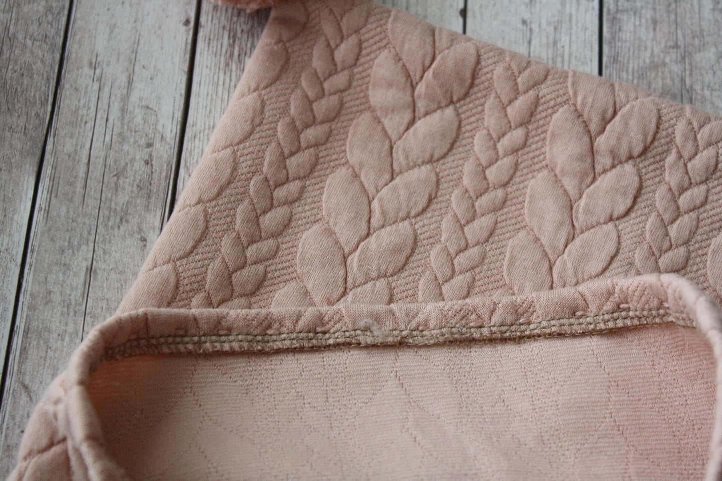 Berretto in jersey knit rosa con pompon piccoli rosa antico glitter - 3-5 anni