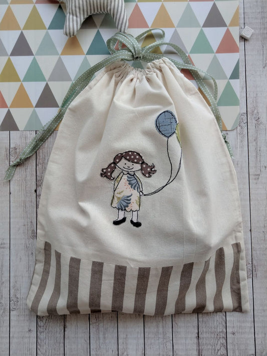 Sacchetto in tessuto con ricamo di bambina con palloncini chiuso