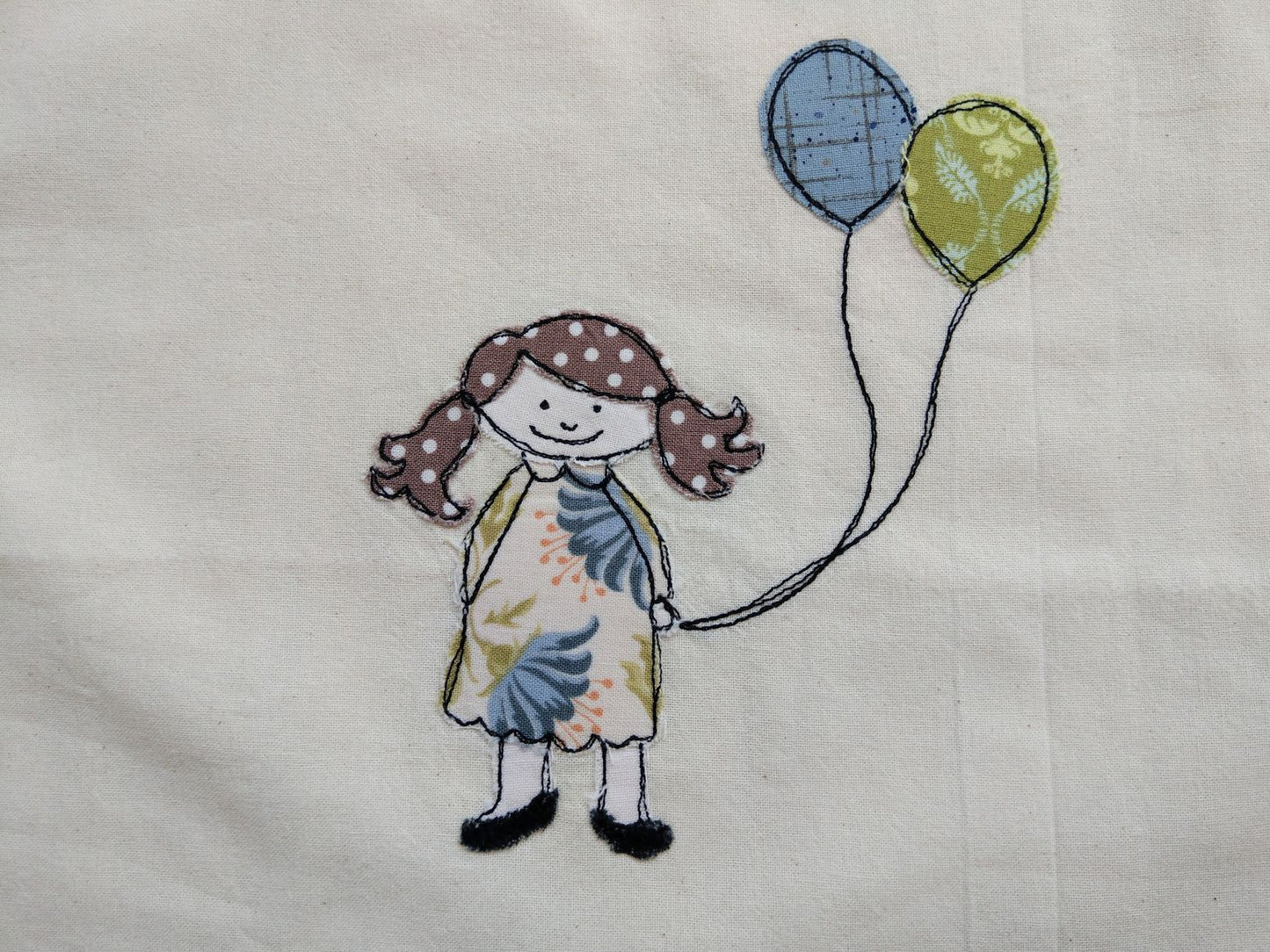 Sacchetto in tessuto con ricamo di bambina con palloncini – dettaglio