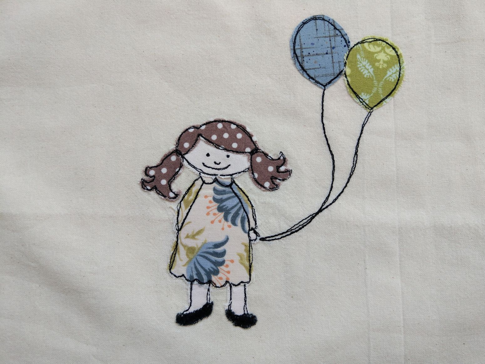 Sacchetto in tessuto con ricamo di bambina con palloncini – dettaglio