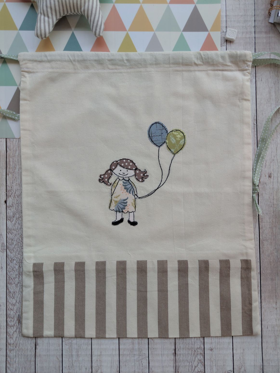Sacchetto in tessuto con ricamo di bambina con palloncini – vista ravvicinata