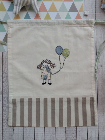 Sacchetto in tessuto con ricamo di bambina con palloncini – vista ravvicinata