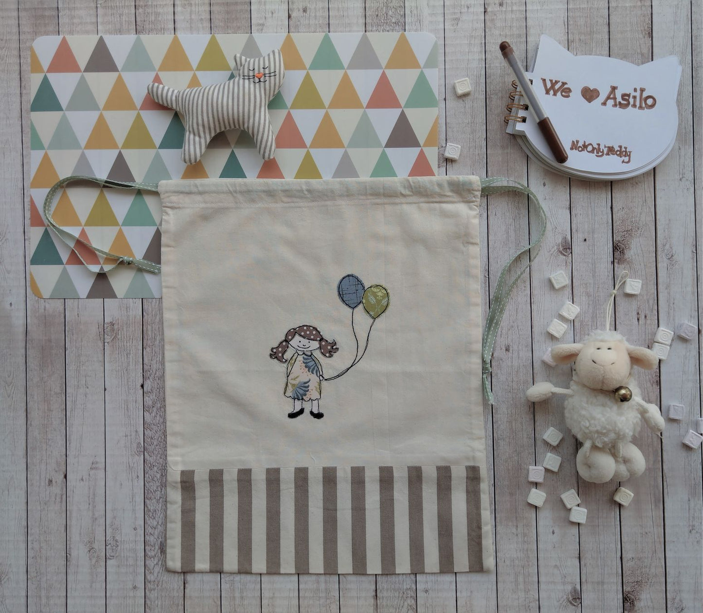 Sacchetto in tessuto con ricamo di bambina con palloncini
