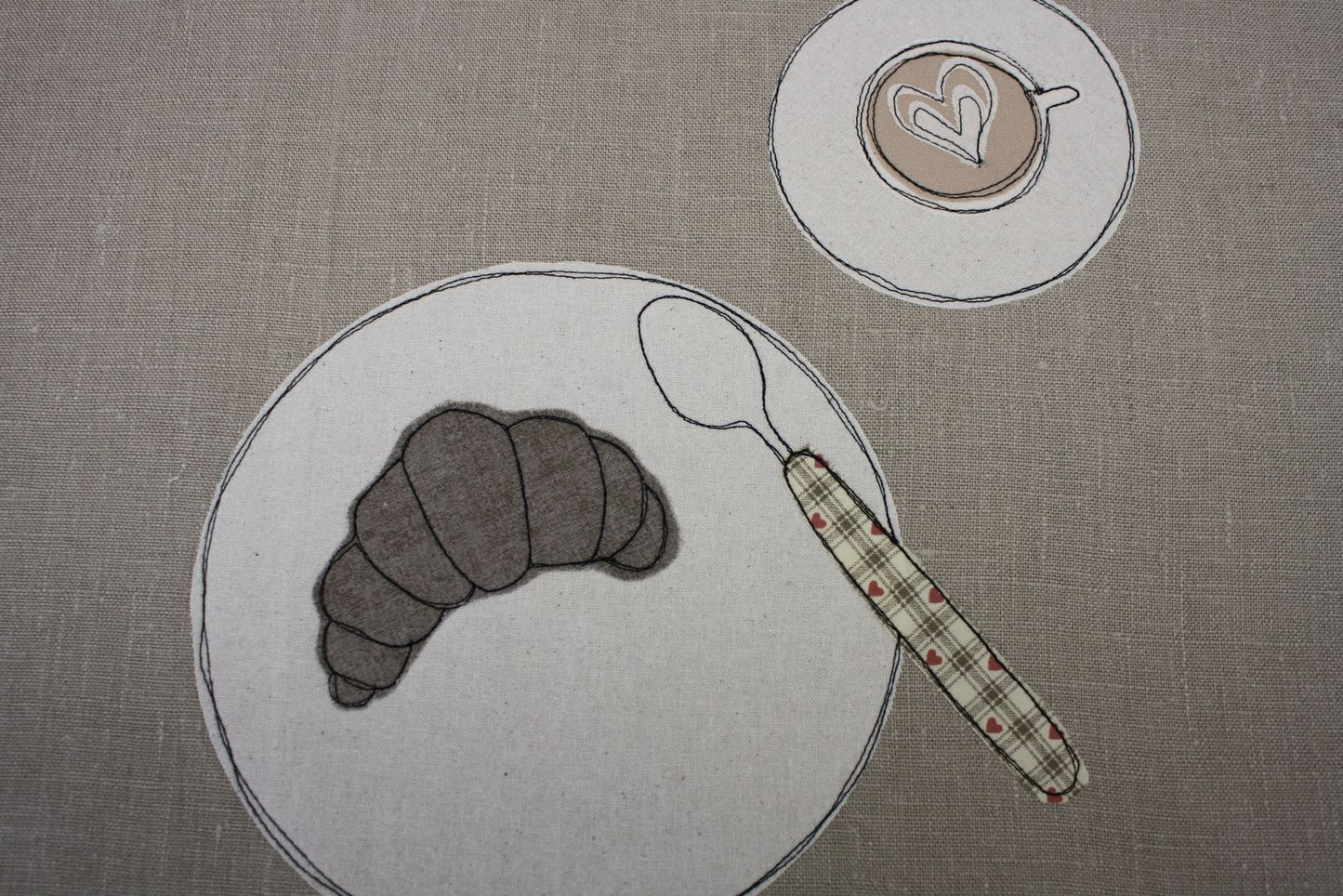 Tovaglietta all'americana con cornetto e cappuccino ☕🥐