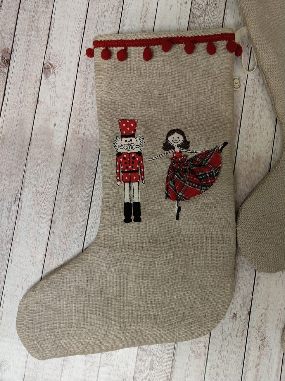Calza natalizia da appendere in lino tinta corda con decorazione di Schiaccianoci