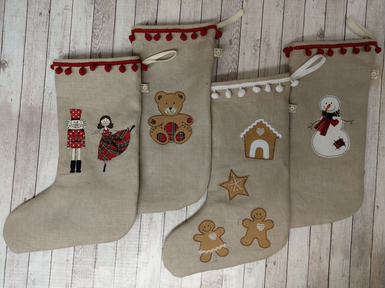 Calza natalizia da appendere in lino tinta corda con decorazione di Schiaccianoci