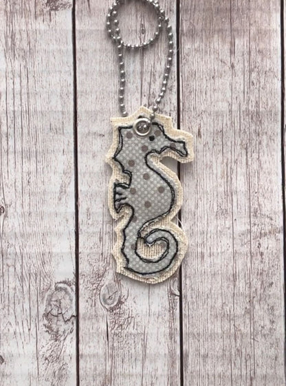🐚 Tag decorativa in tessuto – Ricamo cavalluccio marino azzurro 🐎🌊