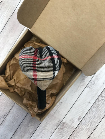 cerchiello con cuore in tessuto tartan beige - dettaglio