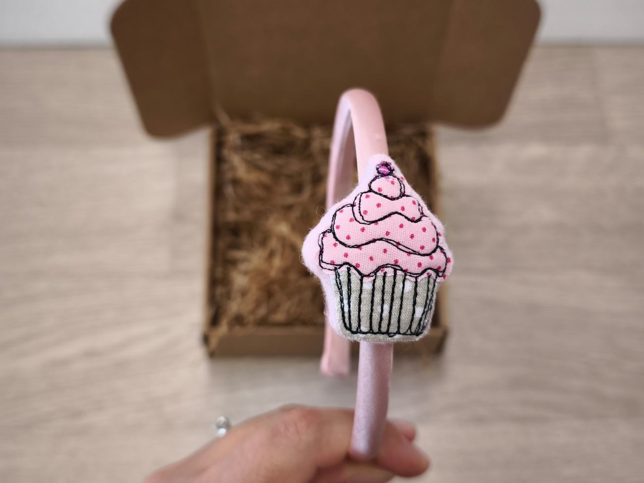 Cerchietto in raso rosa con cupcake