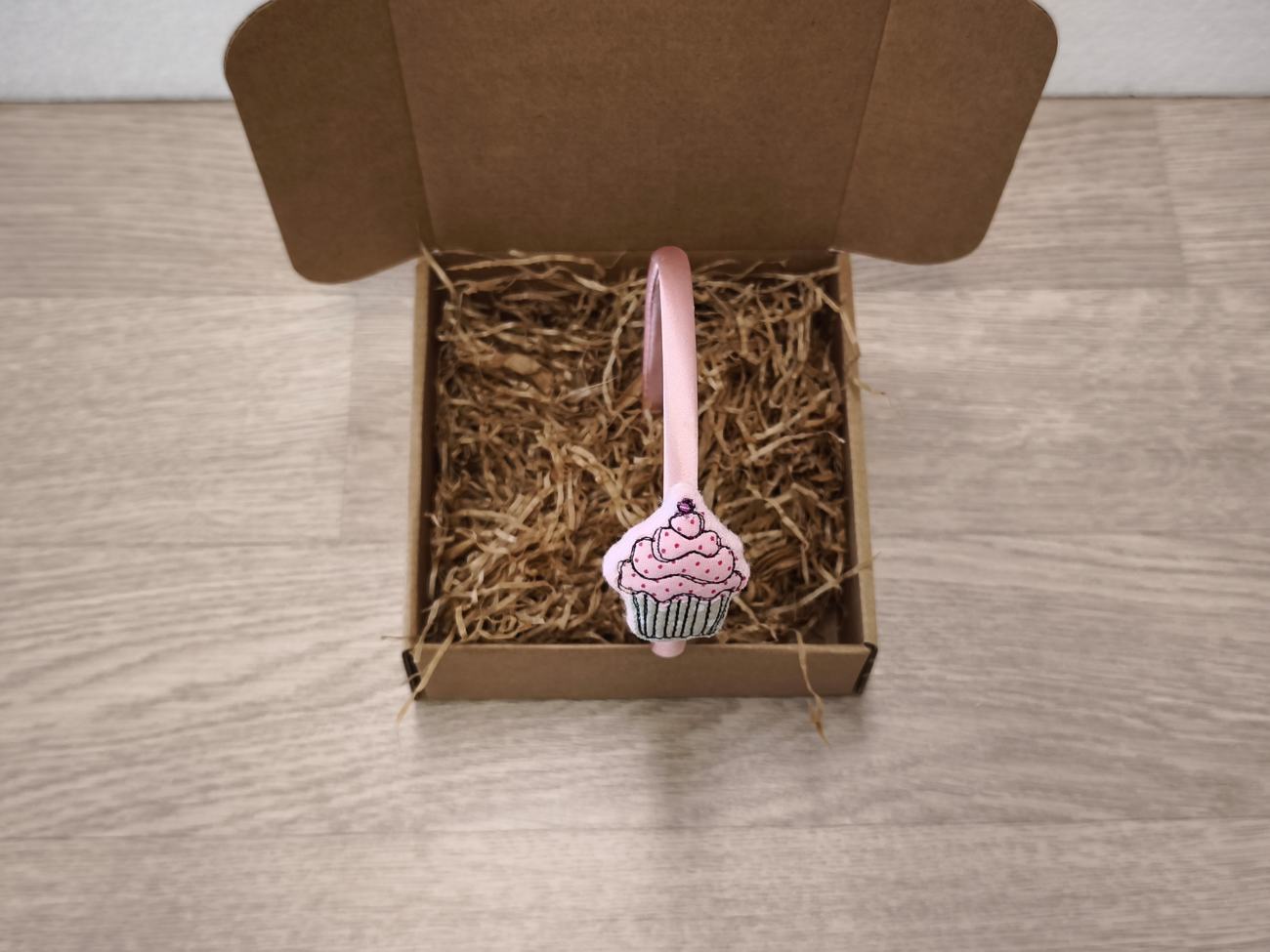 Cerchietto in raso rosa con cupcake