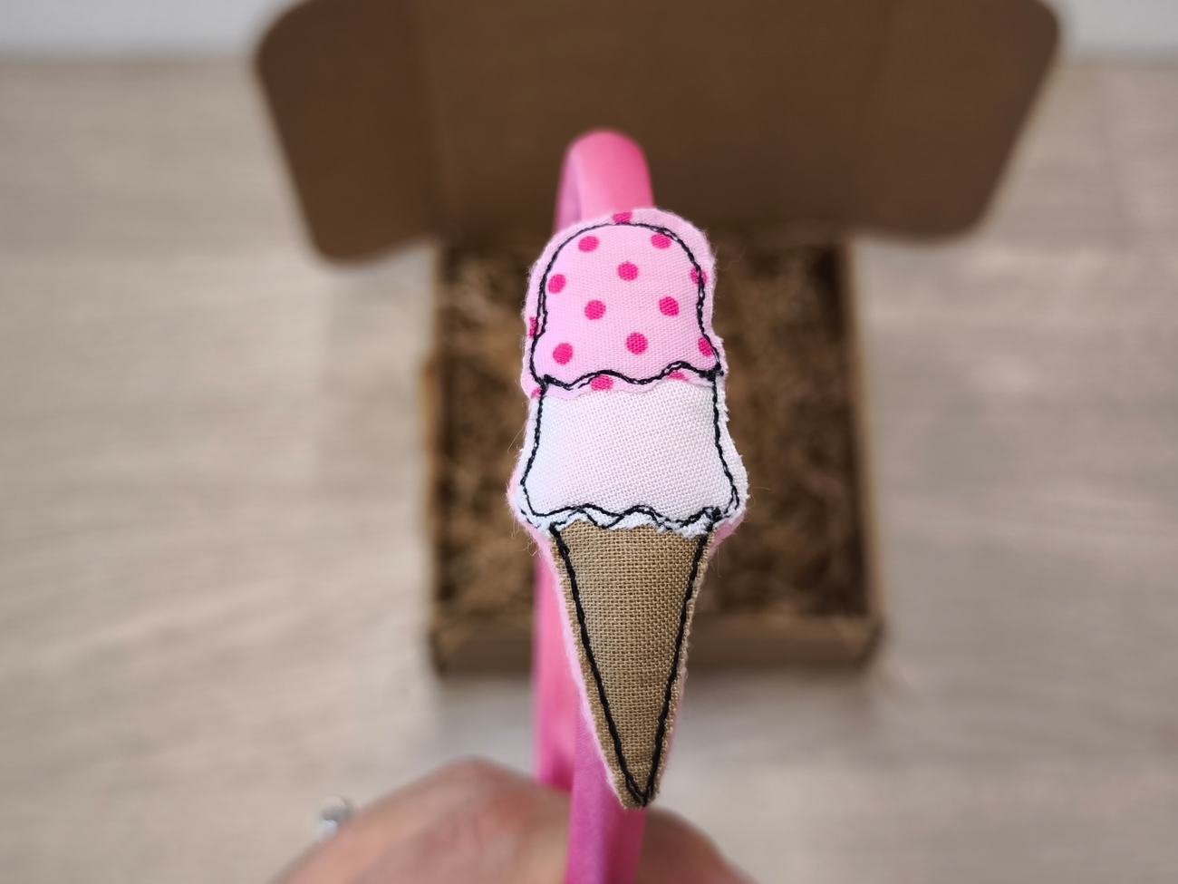 Cerchietto in raso rosa con gelatino