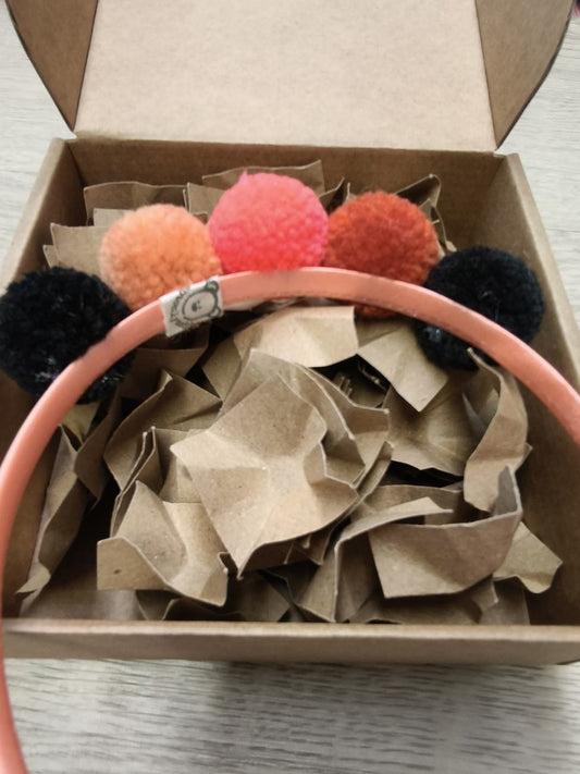 Cerchietto per bambina in raso con pon pon