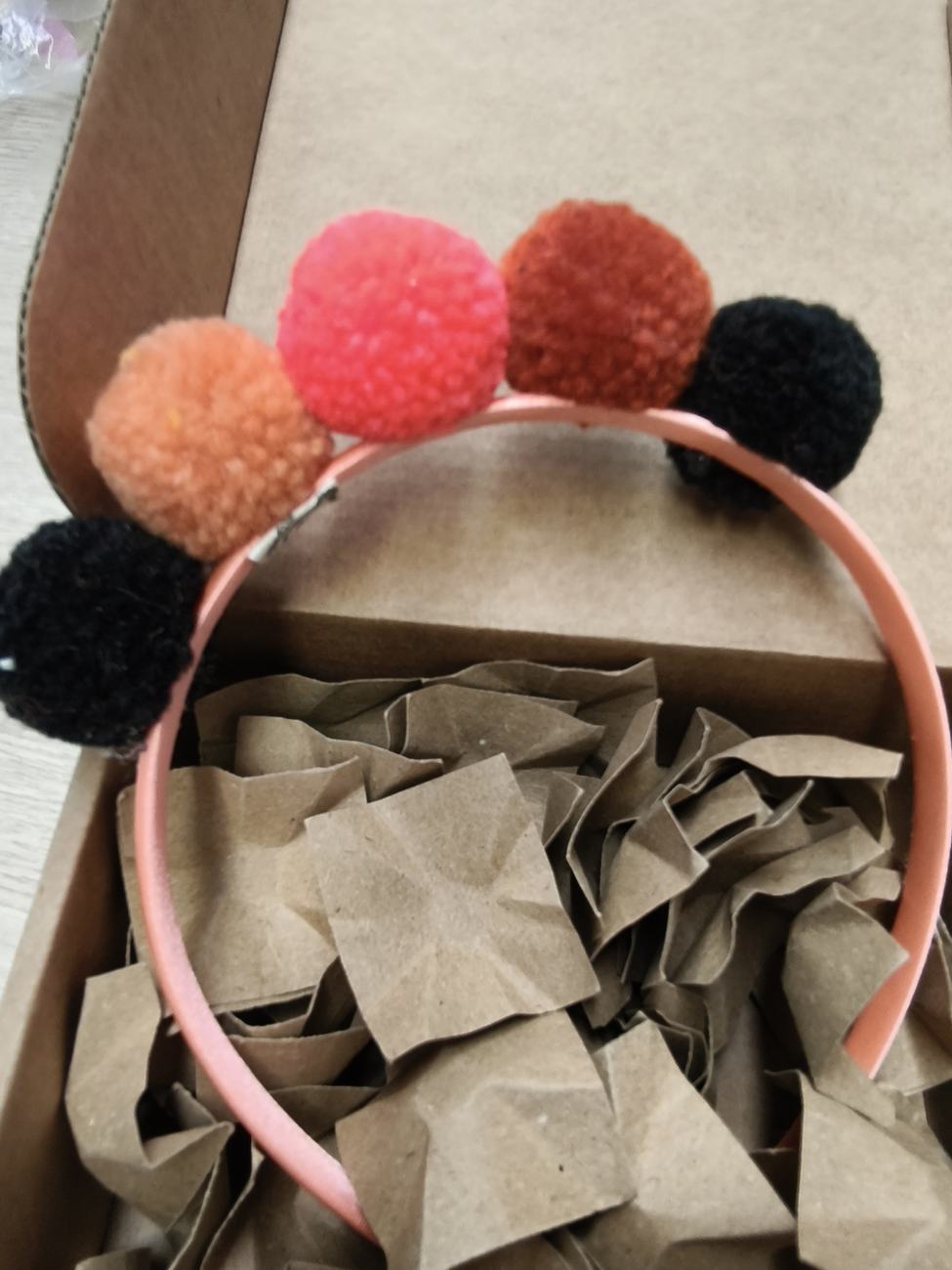 Cerchietto per bambina in raso con pon pon