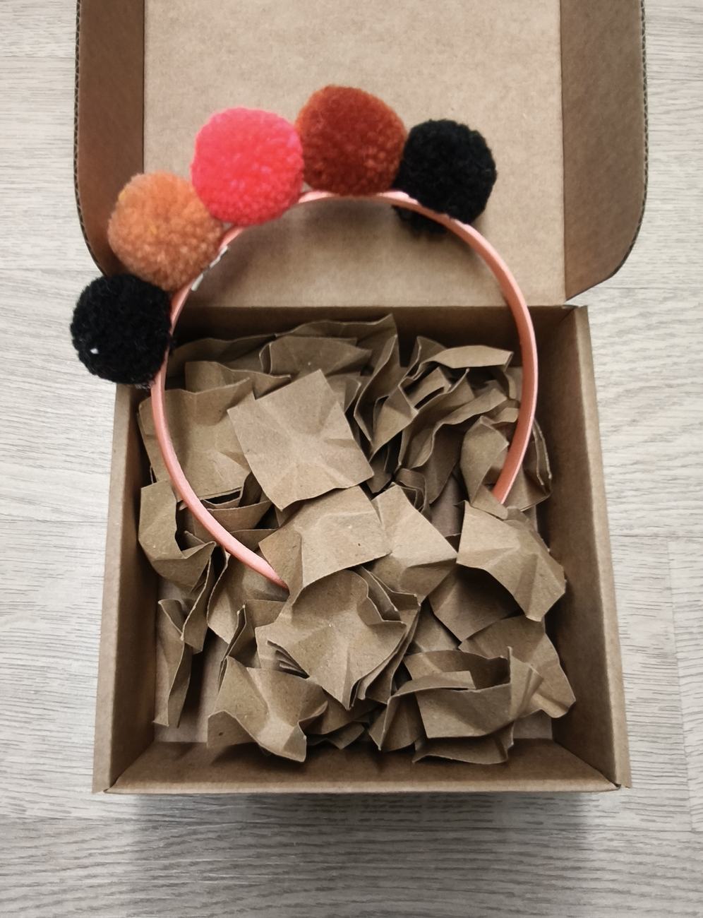 Cerchietto per bambina in raso con pon pon