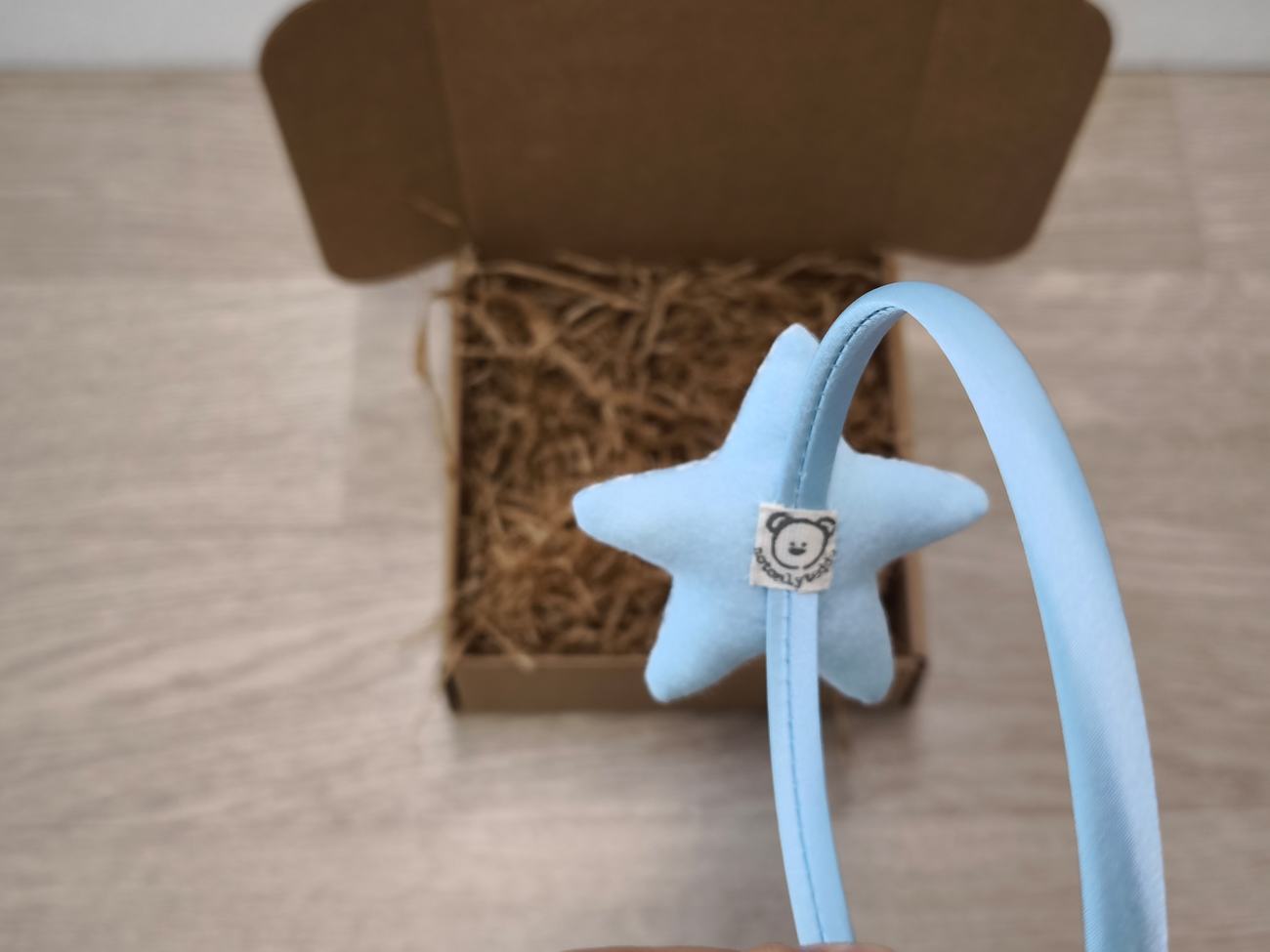 Cerchiello in raso azzurro con stellina a fiorellini