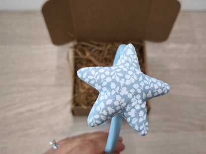 Cerchiello in raso azzurro con stellina a fiorellini