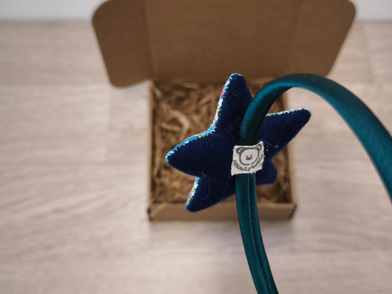 Cerchiello in raso blu con stellina a fiori