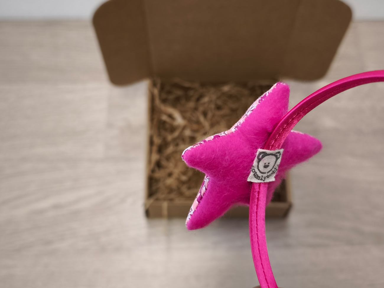 Cerchiello in raso fuxia con stellina a fiori fuxia