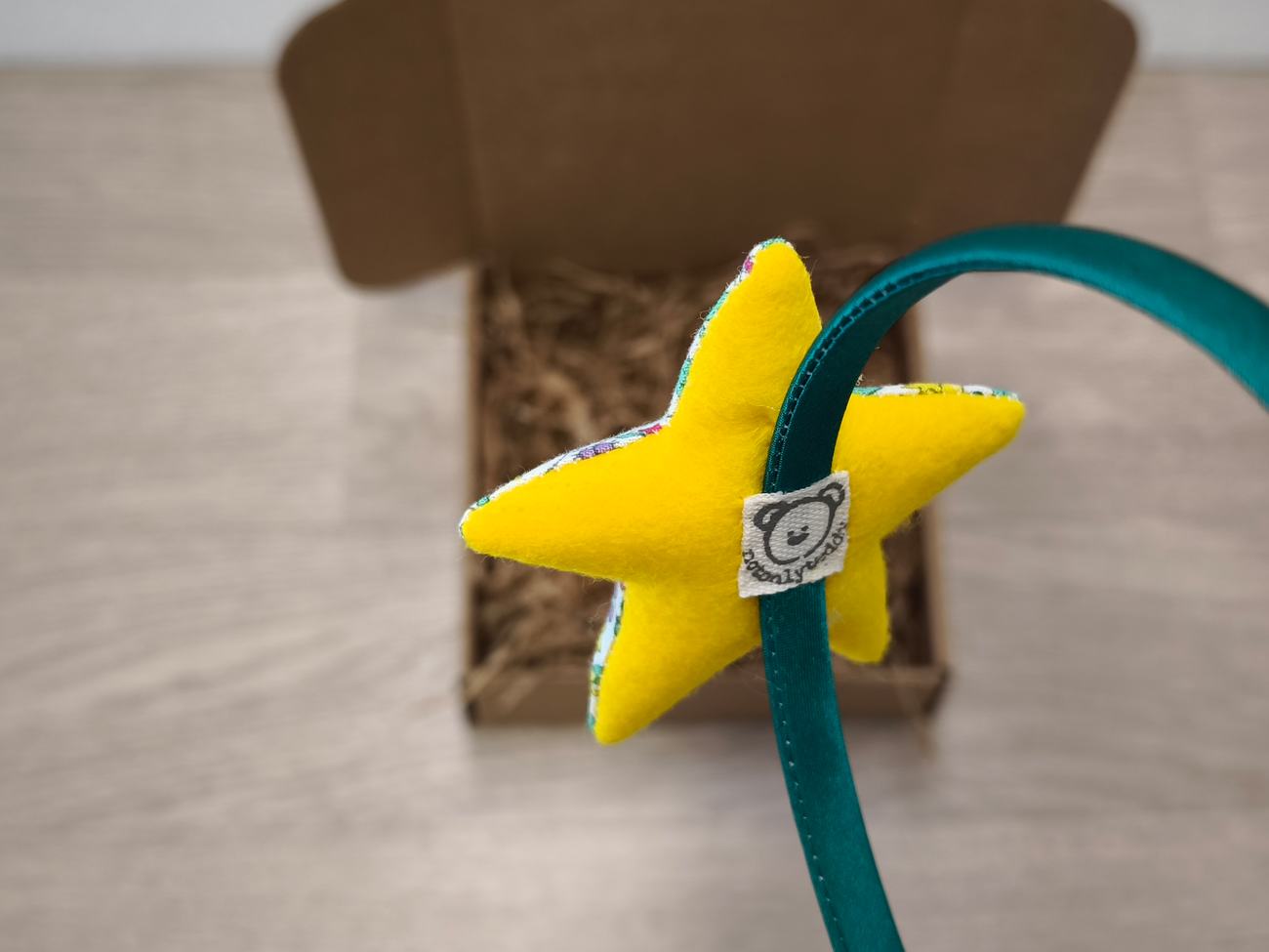 Cerchiello in raso verde con stellina a fiori Liberty