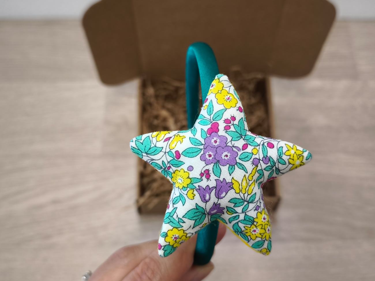 Cerchiello in raso verde con stellina a fiori Liberty