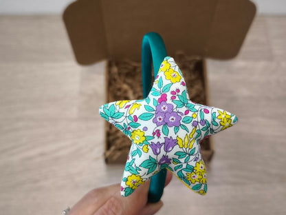 Cerchiello in raso verde con stellina a fiori Liberty