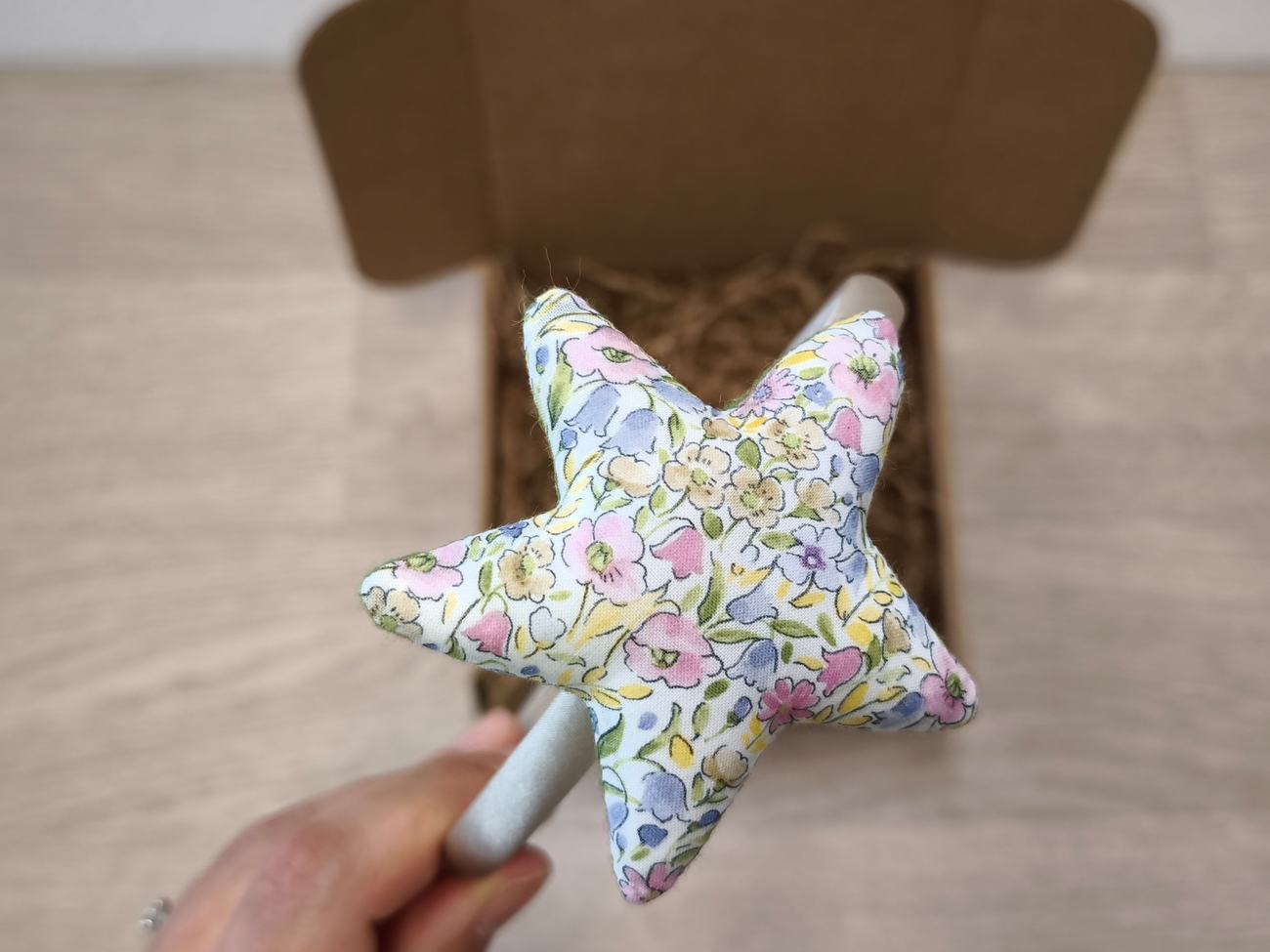 Cerchiello in raso beige con stellina a fiori colorati