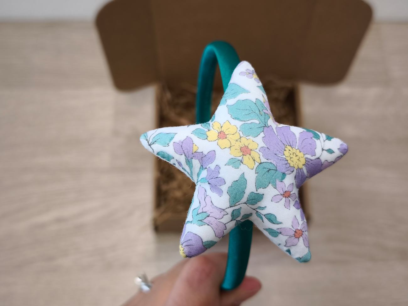 Cerchiello in raso verde con stellina a fiori colorati