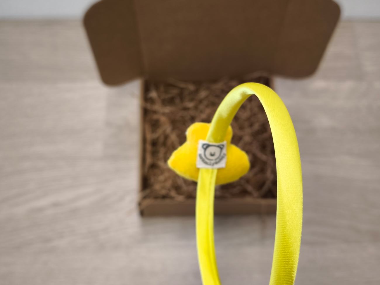 Cerchietto in raso giallo con apetta