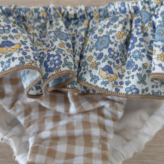 Costumino bambina con volant quadretti beige e fiorellini blu – dettaglio