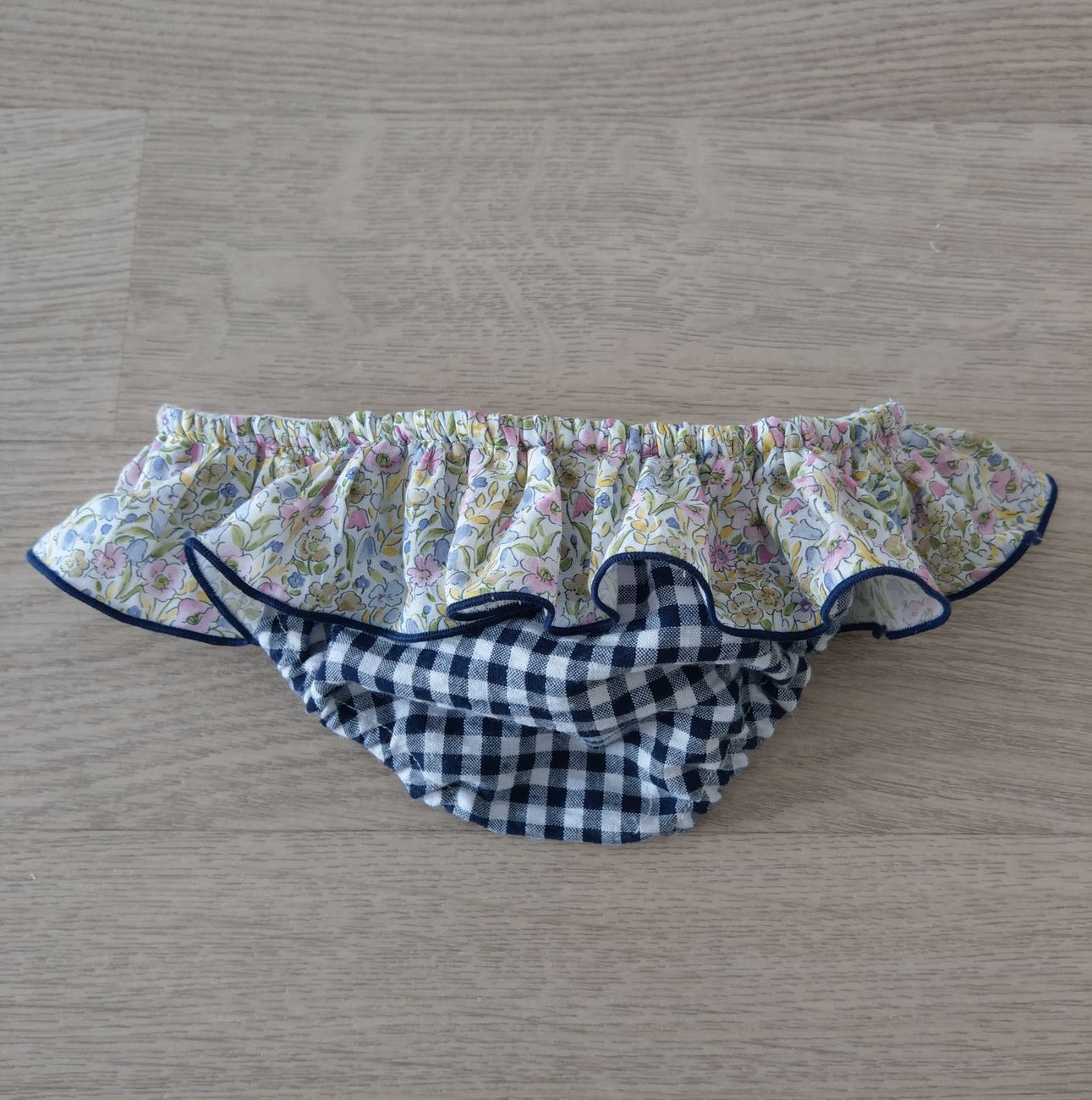 Retro di costumino bambina con volant quadretti blu e fiorellini