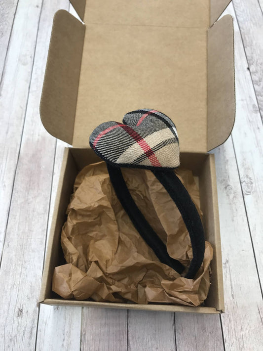 cerchiello con cuore in tessuto tartan beige