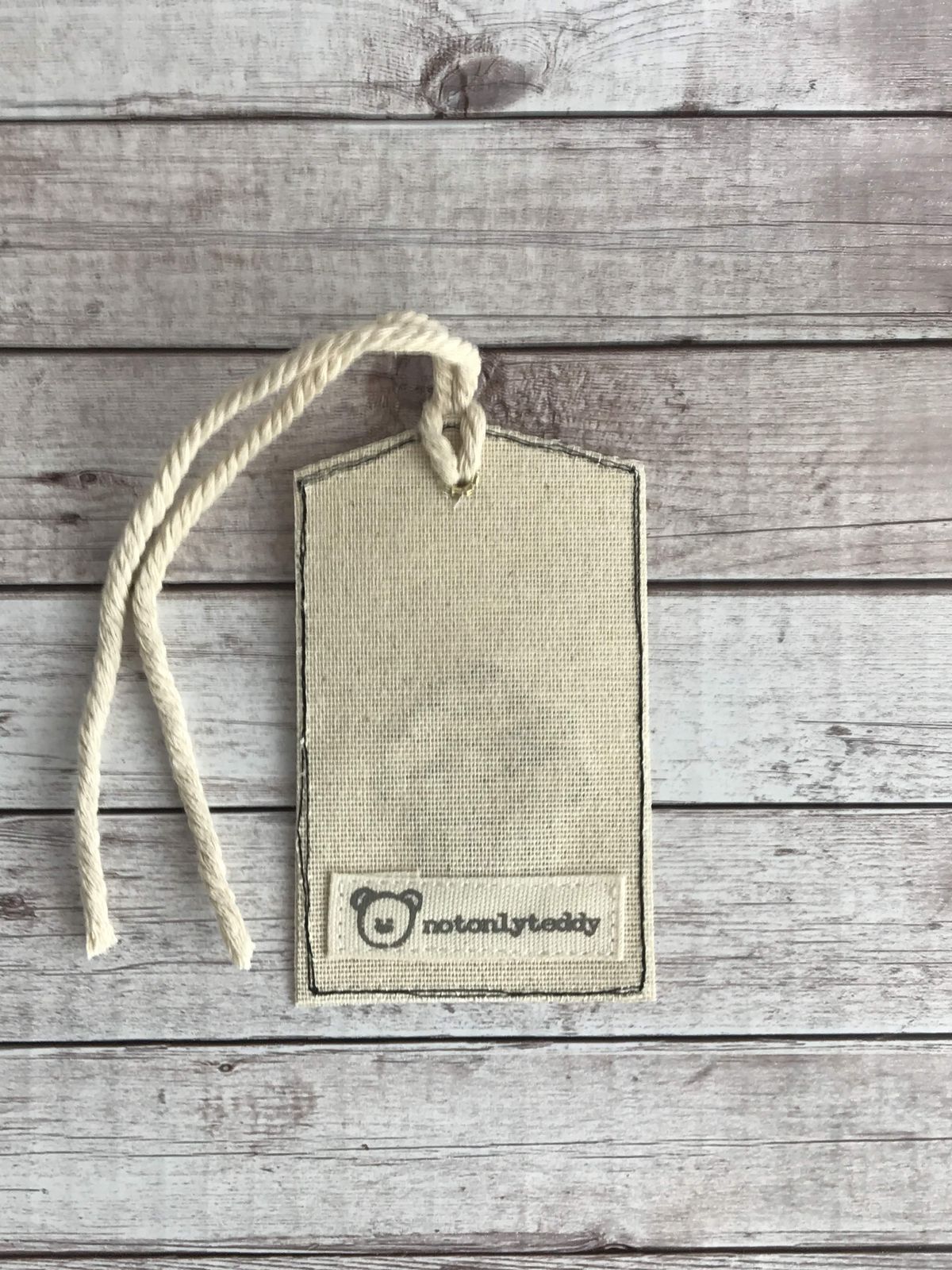 🧁 Tag decorativa in tessuto – Ricamo cupcake 🍭