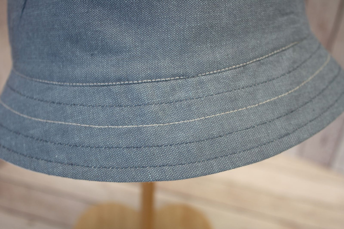 Cappellino parasole double-face, elefantini e chambray azzurro