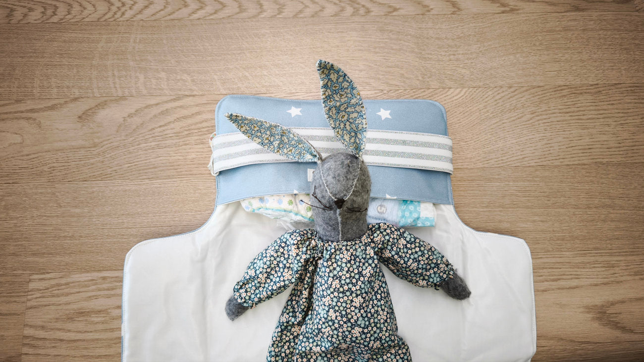 Fasciatoio da viaggio pieghevole con portapannolini – Stelline azzurro – personalizzabile