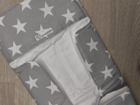 Fasciatoio da viaggio pieghevole con portapannolini – Stelle bianche su fondo grigio – personalizzabile
