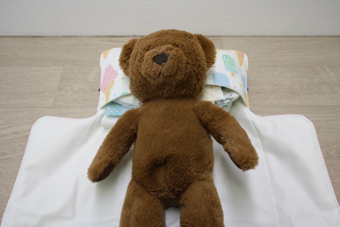 Fasciatoio da viaggio pieghevole con portapannolini – Rosa pois – interno bianco