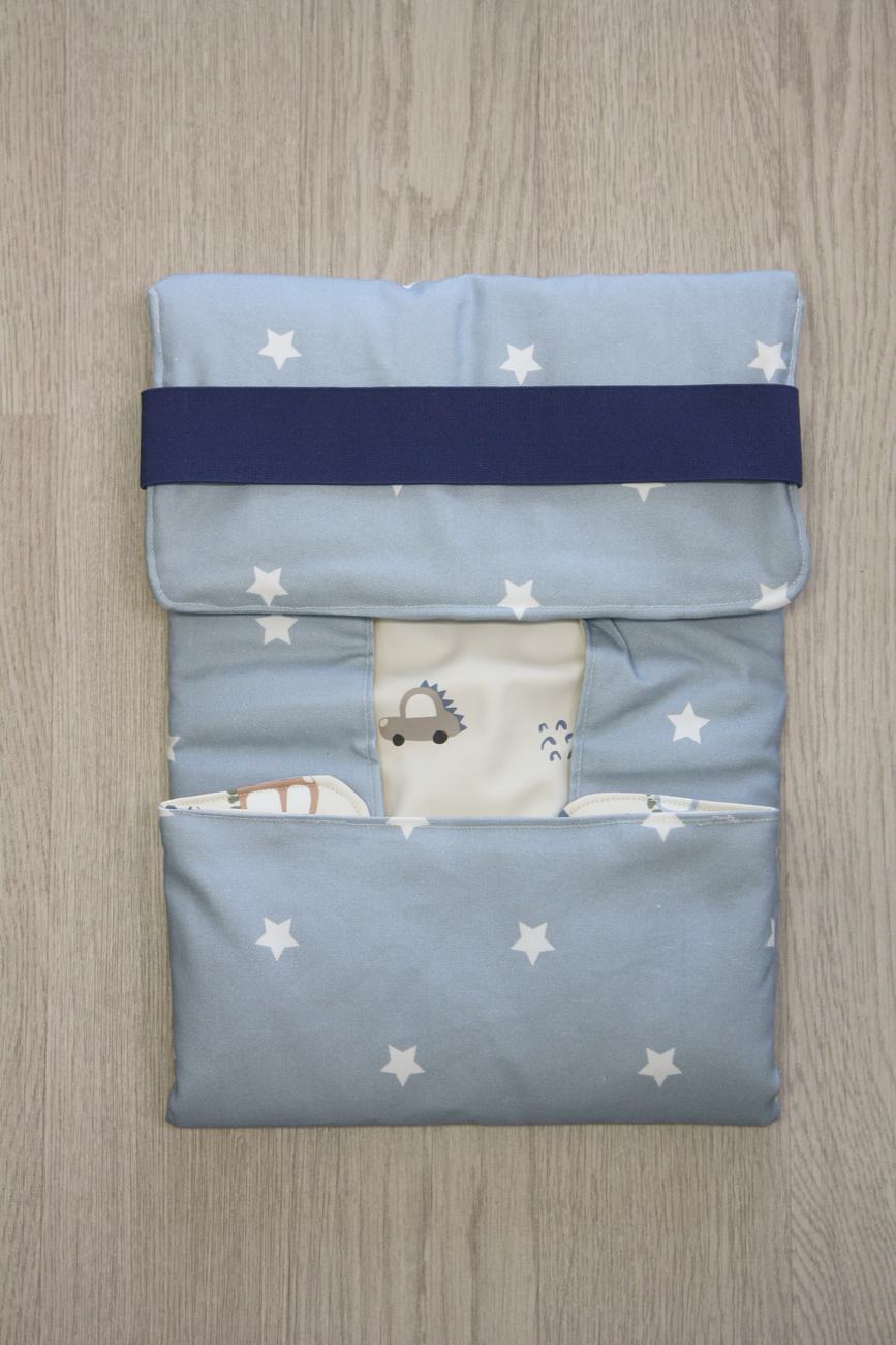 Fasciatoio da viaggio pieghevole con portapannolini – Stelline azzurro con interno cerato - automobiline – personalizzabile