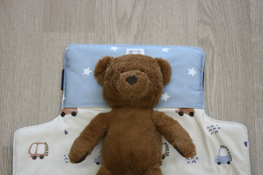 Fasciatoio da viaggio pieghevole con portapannolini – Stelline azzurro con interno cerato - automobiline – personalizzabile