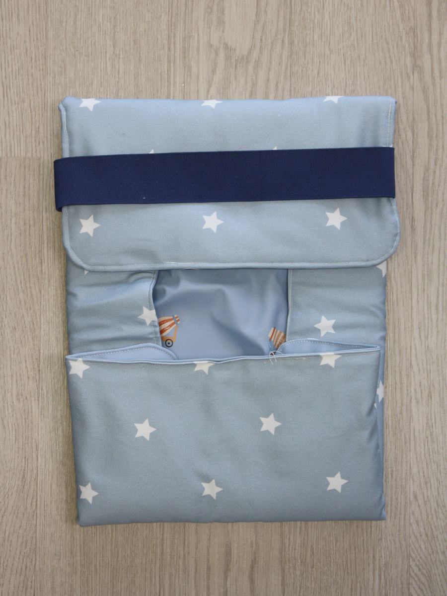 Fasciatoio da viaggio pieghevole con portapannolini – Stelline azzurro con interno cerato - betoniere – personalizzabile