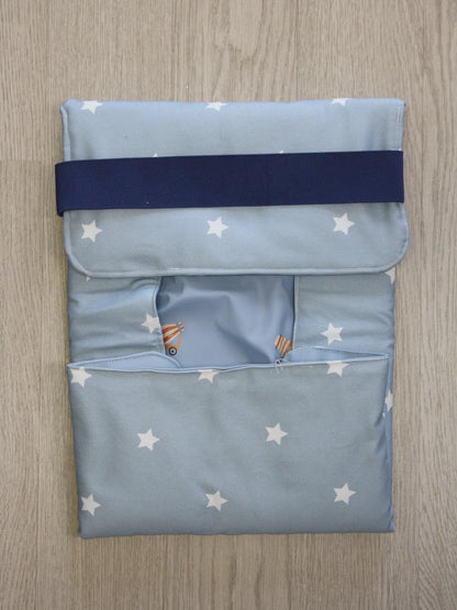 Fasciatoio da viaggio pieghevole con portapannolini – Stelline azzurro con interno cerato - betoniere – personalizzabile