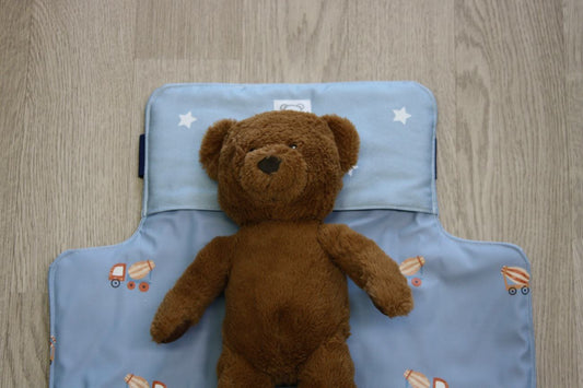 Fasciatoio da viaggio pieghevole con portapannolini – Stelline azzurro con interno cerato - betoniere – personalizzabile