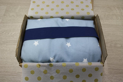 Fasciatoio da viaggio pieghevole con portapannolini – Stelline azzurro con interno cerato - automobiline – personalizzabile
