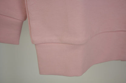 Dettaglio bordo di felpa garzata rosa con stella in tulle rosa glitterata
