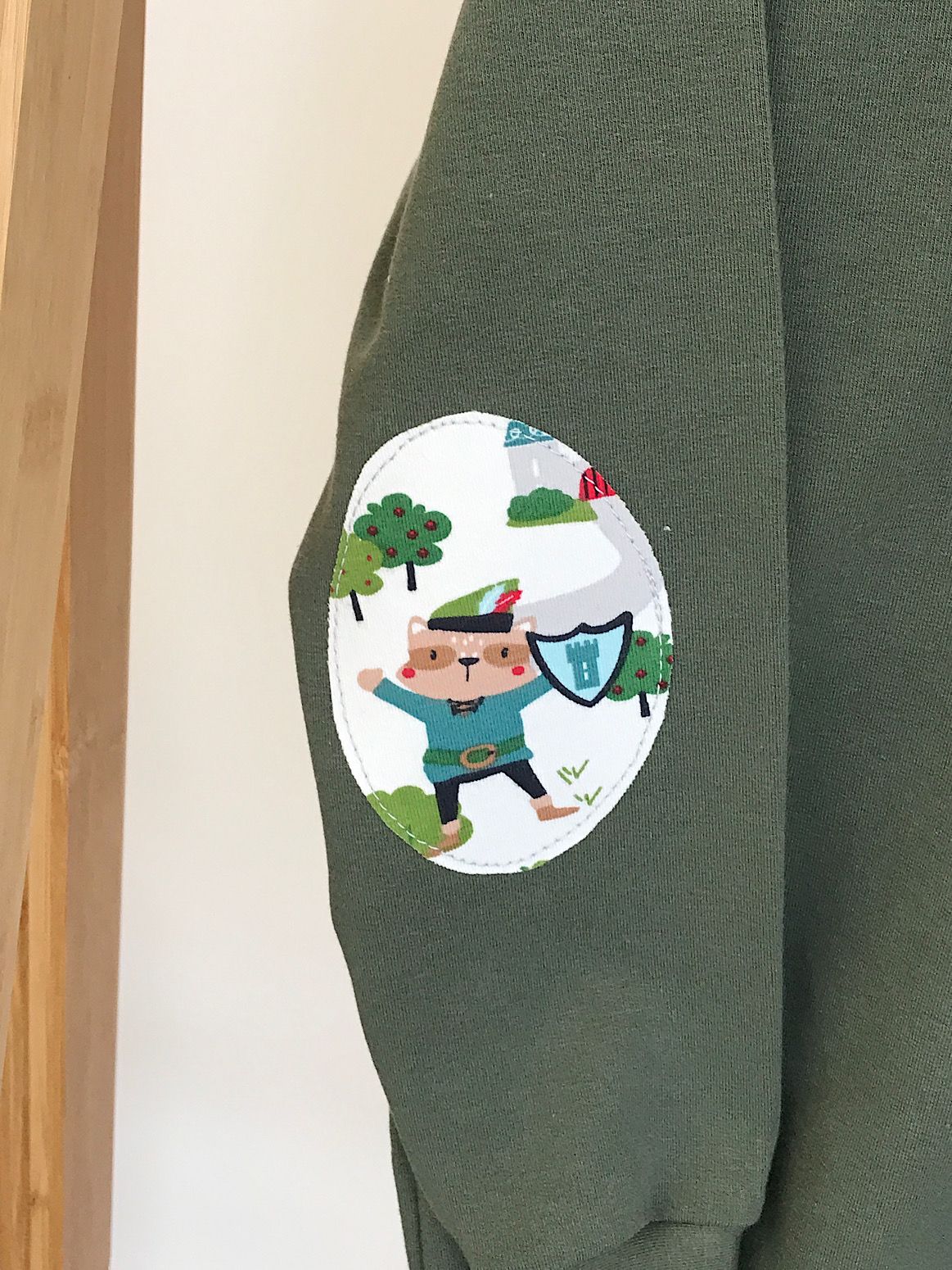 Felpa verde militare con toppe con stampa Robin Hood - taglia 5-6 anni