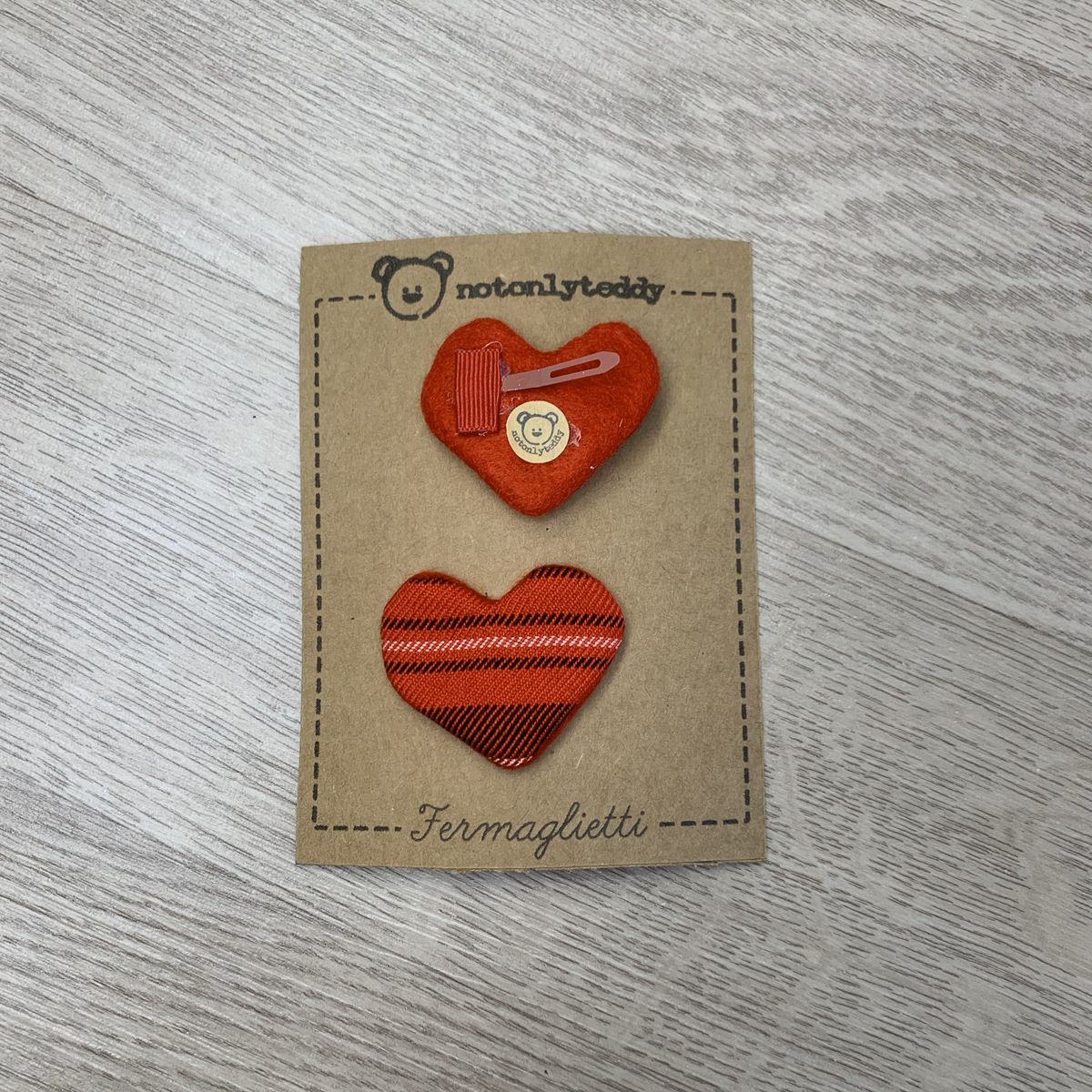 fermaglietti piccoli a forma di cuore in tessuto tartan rosso - davanti e dietro
