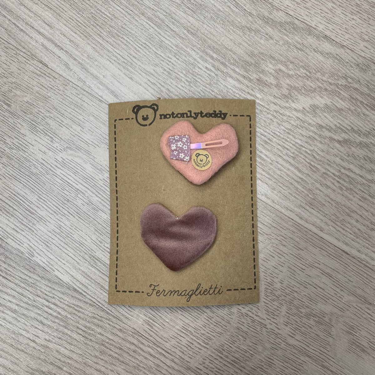 fermaglietti piccoli a forma di cuore in velluto rosa - davanti e dietro