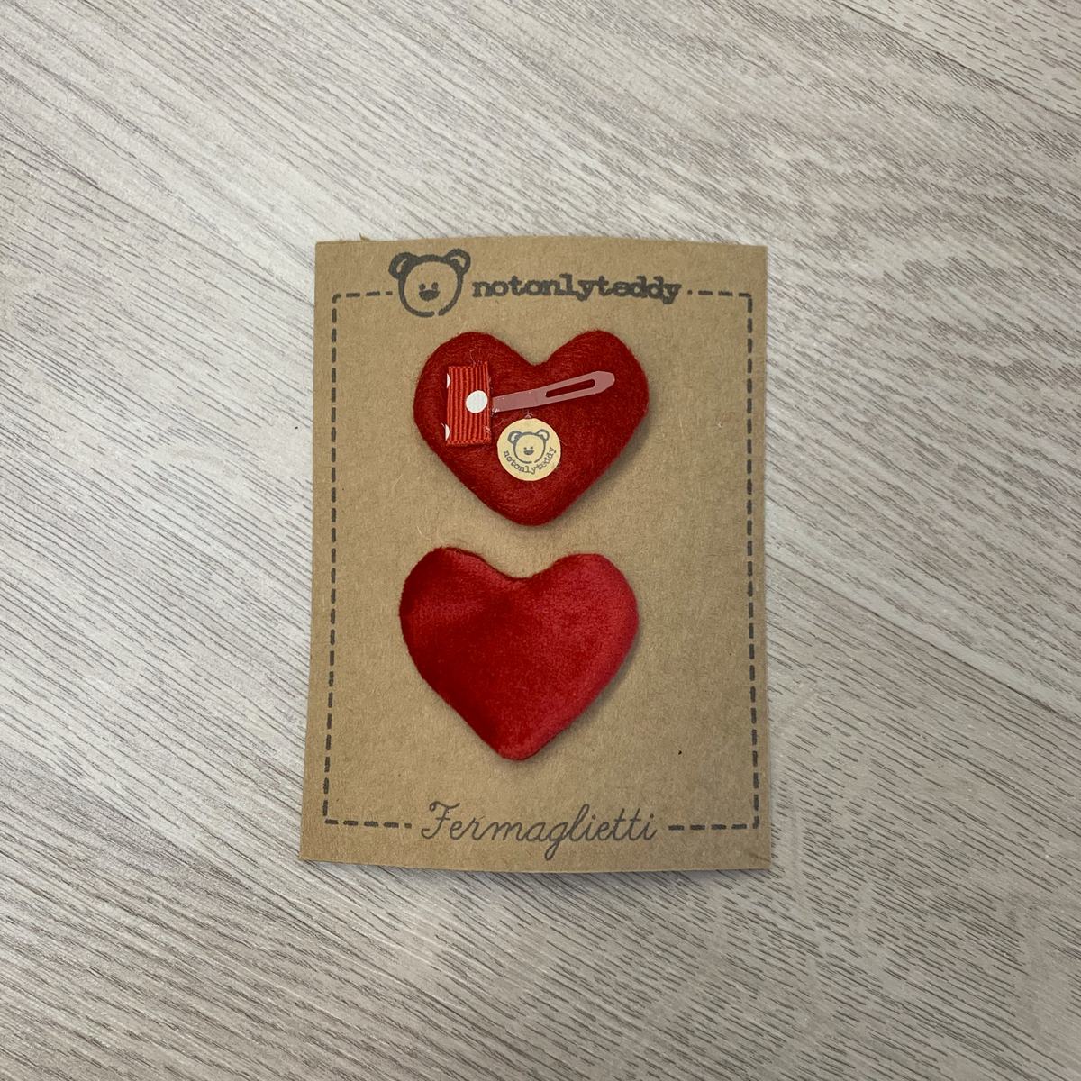 fermaglietti piccoli a forma di cuore in velluto rosso - davanti e dietro